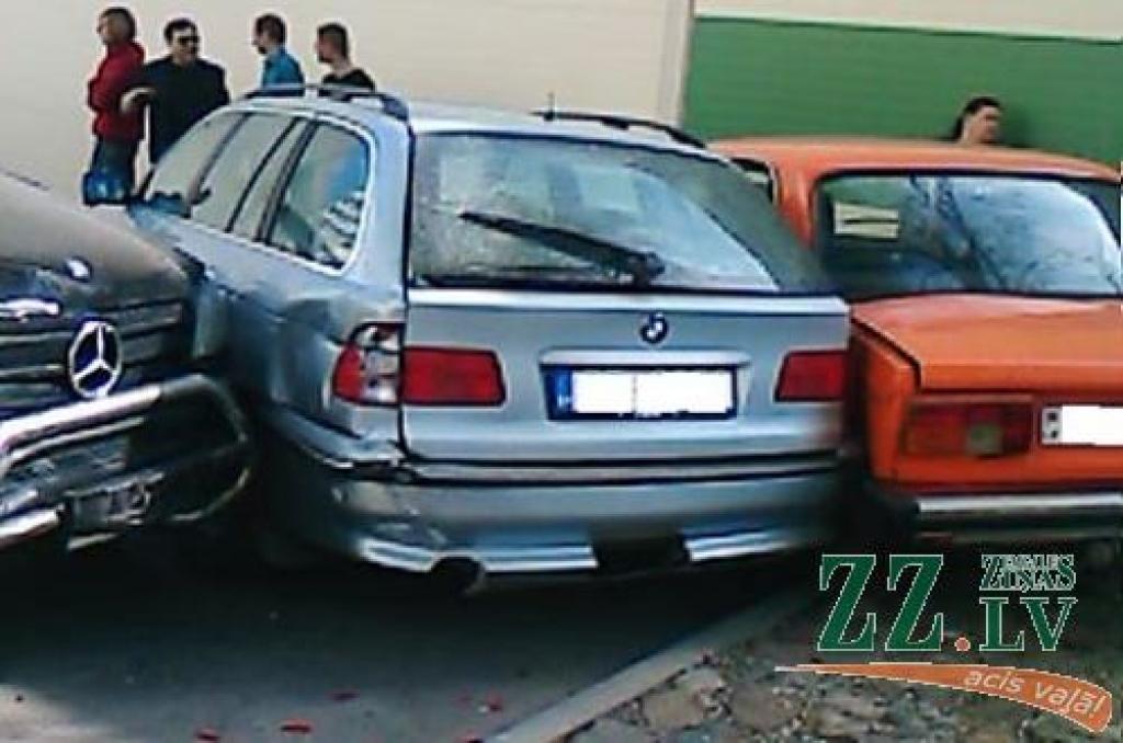 Viens dzērājs var izdarīt daudz - vismaz samaitāt dienu dažiem auto īpašniekiem.
Autors: Aiva Roga.