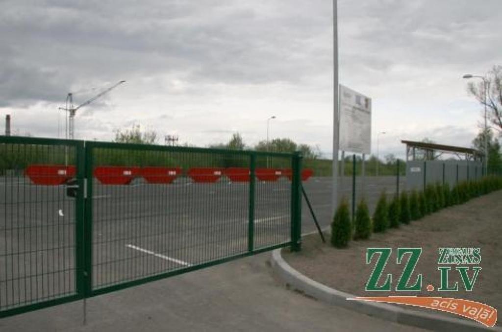 Jau pirmajā dienā uz abiem laukumiem iedzīvotāji nogādājuši glīti sašķirotas nevajadzīgās mantas - stikla tara, lielgabarīta preces un citas.
Autors: Inga Karlinska.