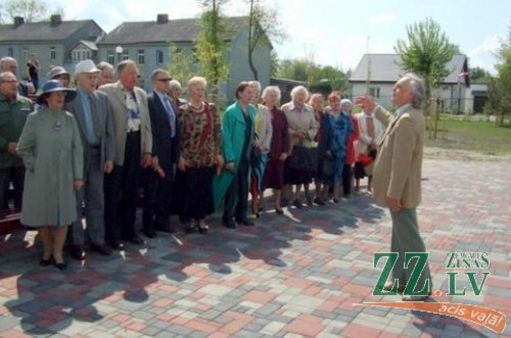 Klubiņa «Sendienas» dalībnieki iedzied Uzvaras parku.
Autors: No personīgā arhīva.