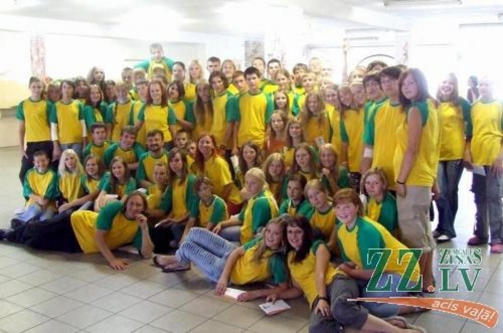 Pērnās vasaras nometnes Zemgales reģiona jauniešiem noslēgumā kopā ar zemkopības ministru Mārtiņu Rozi.
Autors: No JZK arhīva.