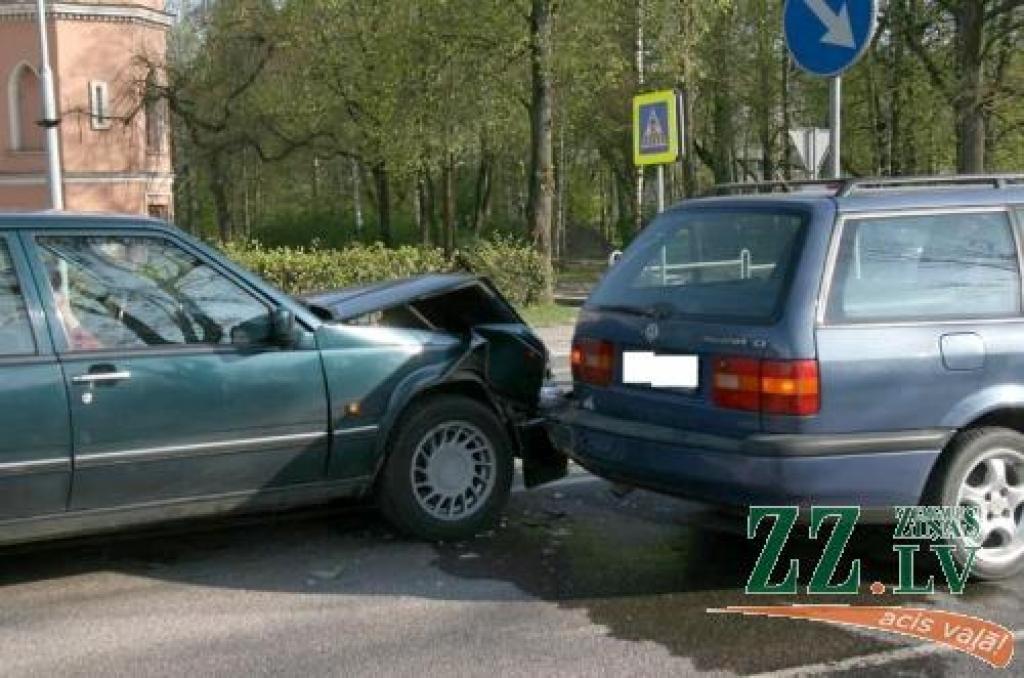 Pēc kāda tuvējās mājas iemītnieka stāstītā, šī piektdien bija jau otrā sadursme pie tās pašas gājēju pārejas.
Autors: Inga Karlinska.