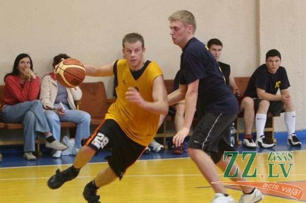 Ar bumbu - «Ozolnieki-1» spēlētājs Māris Masaļskis, kuru cenšas kavēt Mārtiņš Viļums no Sidrabenes pagasta komandas.
Autors: Agris Samcovs.