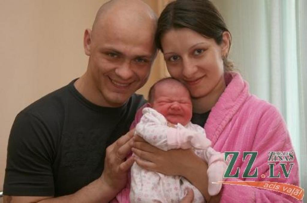 Žanna un Valērijs Matvejevi ar mazulīti, kurai vārds vēl tiek domāts.
Autors: Agris Samcovs.