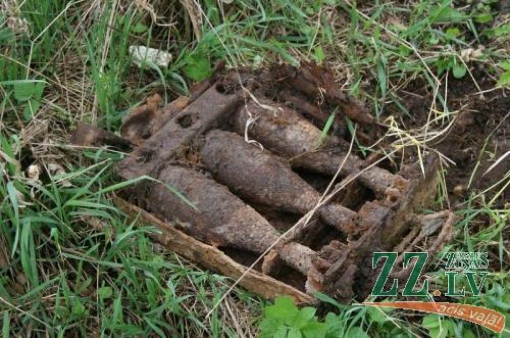 Atrastie, ticamākais, ir mīnmetēja lādiņi, un vismaz vizuāli izskatās, ka tie varētu būt sprādzienbīstami.
Autors: Inga Karlinska.