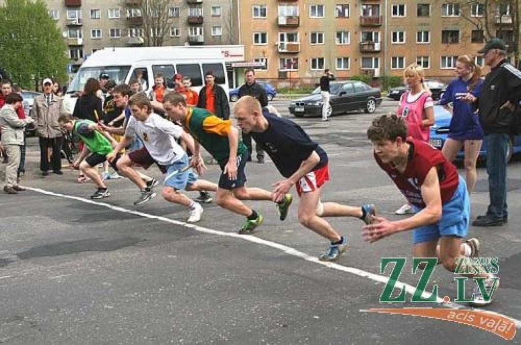 Startē stafetes prestižākais skrējiens – vidusskolu jaunieši.
Autors: Agris Samcovs.