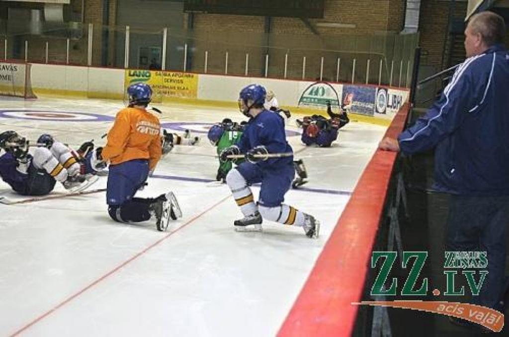 Kluba «Piter» komandas piecpadsmitgadīgie hokejisti veic iesildīšanās vingrinājumus.
Autors: Agris Samcovs.