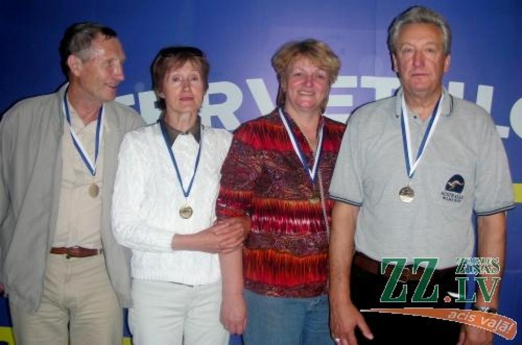 Pasaules veterānu čempioni Jāzeps Rimeicāns (no kreisās), Zilvija Poča, Indra Klīve un Aivars Alpēns.
Autors: No LLU Sporta kluba arhīva.