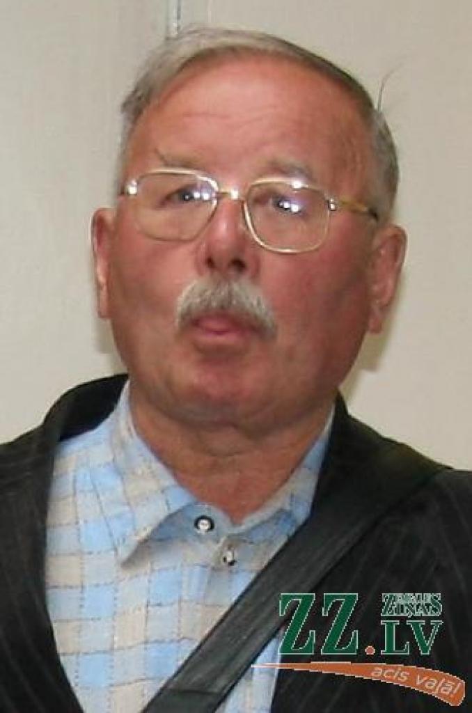 Franču siera meistars pagaidām vēl var elpot brīvības gaisu... Un klātesošajiem rādīt mēli.
Autors: Inga Karlinska.