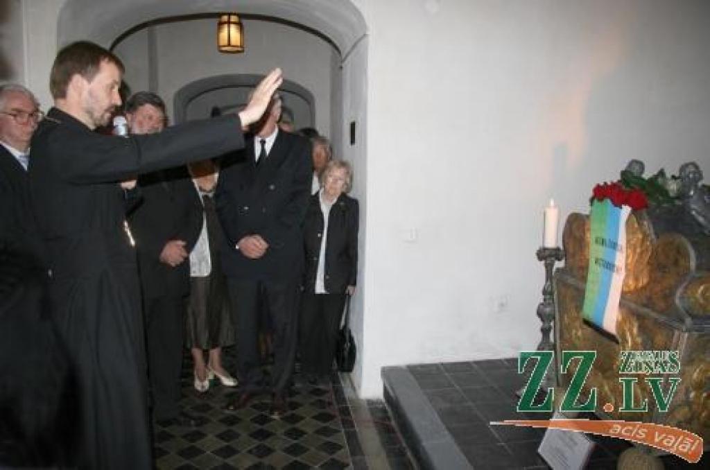 Arhibīskaps Jānis Vanags iesvēta atjaunotajā sarkofāgā ievietotās hercogienes Sofijas Amēlijas mirstīgās atliekas.
Autors: Inga Karlinska.