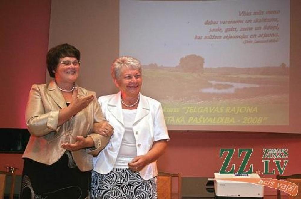 Konkursa uzvarētāju pašvaldību vadītājas - Glūdas pagasta padomes priekšsēdētāja Lauma Kalvāne (no kreisās) un Jaunsvirlaukas pagasta padomes priekšsēdētāja Inta Savicka.
Autors: Agris Samcovs.