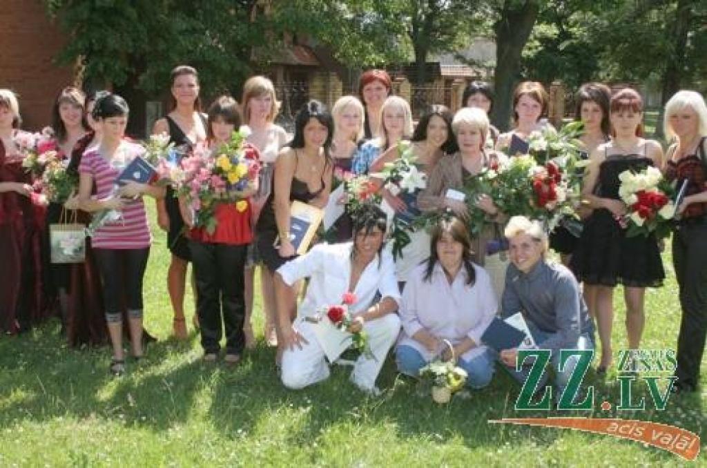 Jelgavas Amatu vidusskolas absolventi frizieru specialitātē. Kursa audzinātāja - Olga Panfjorova.
Autors: Agris Samcovs.