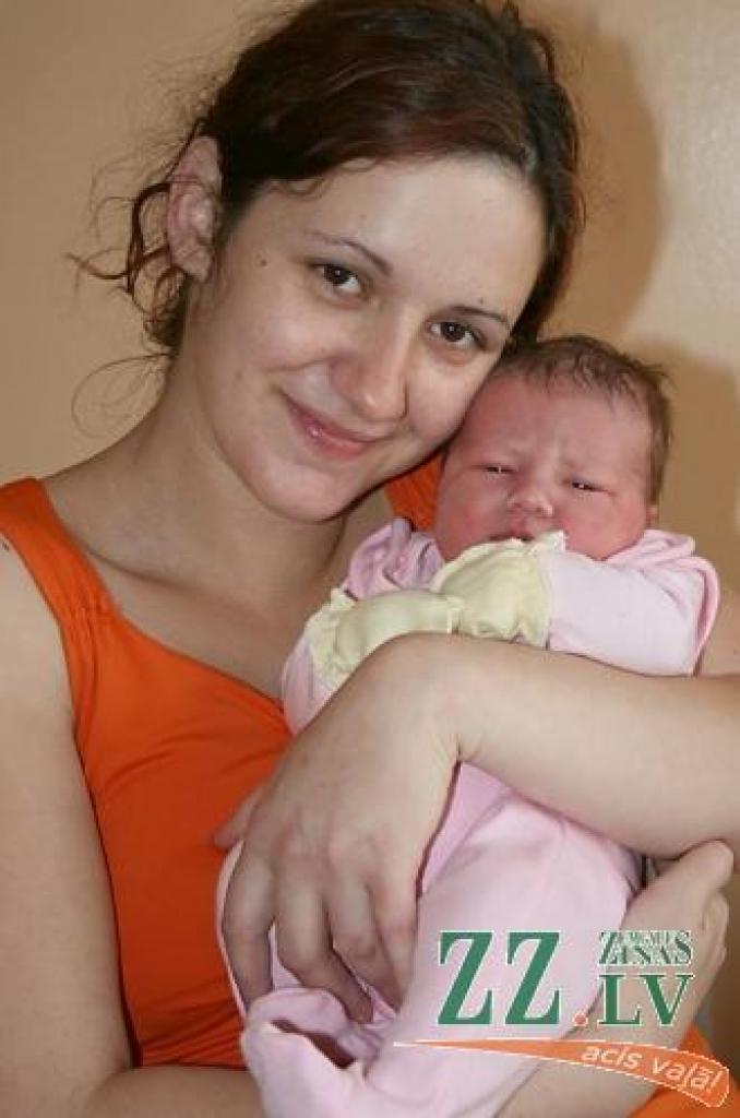 Jevgēnija Ivanicka ar pirmdzimto meitiņu Diānu.
Autors: Agris Samcovs.