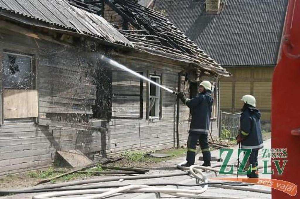 Grausts Tērvetes ielā 39 šogad dedzis jau četras reizes.
Autors: Inga Karlinska.