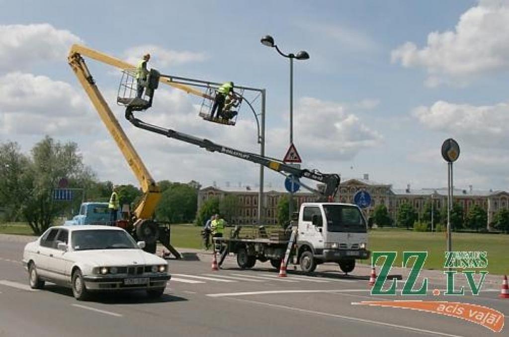 Pagaidām šajā vietā luksofora nebūs, un gājējiem Rīgas ielas šķērsošanu ieteicams veikt regulējamajā krustojumā ar Garozas ielu.
Autors: Inga Karlinska.