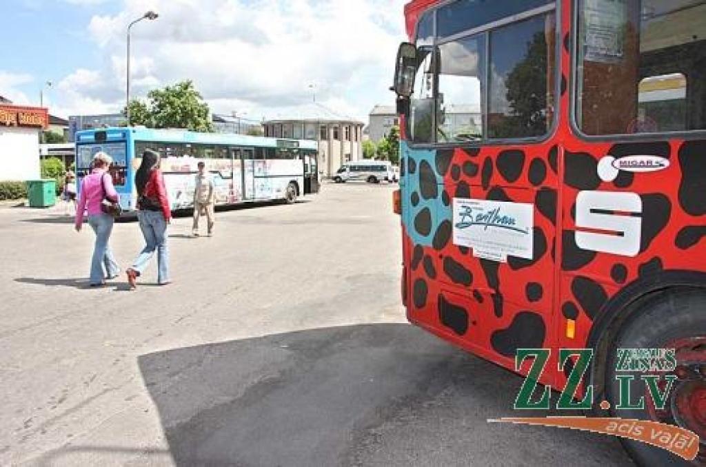 Pasažieriem tomēr par braucienu autobusā maciņi būs jāatver plašāk.
Autors: No «Ziņu» arhīva.