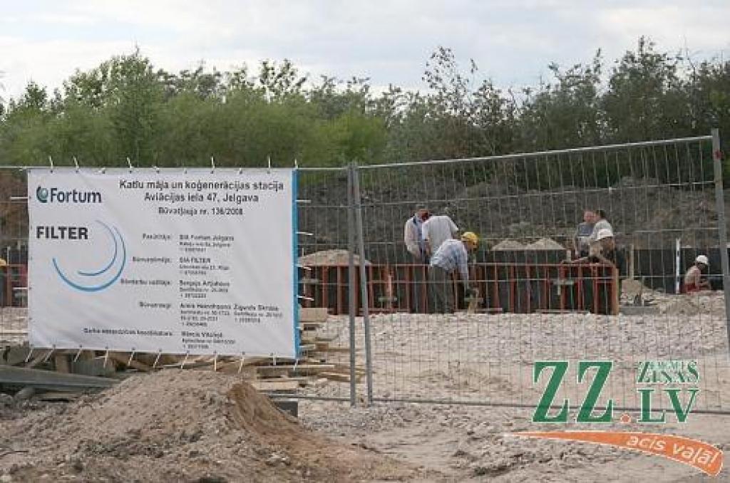 Katlu mājas būvniecība Aviācijas ielā ir nedaudz aizkavējusies, taču patlaban darbi rit pilnā sparā, arī brīvdienās, tāpēc, kā uzskata pašvaldības izpilddirektora vietnieks Vilis Ļevčenoks, bažām nav pamata.
Autors: Inga Karlinska.