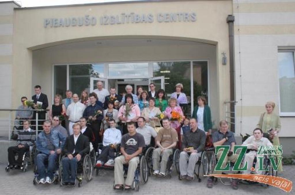 Ceturtdienas izlaidumā kvalifikācijas apliecības saņēma 23 programmēšanas tehniķi un 13 datorsistēmu tehniķi.
Autors: Agris Samcovs.