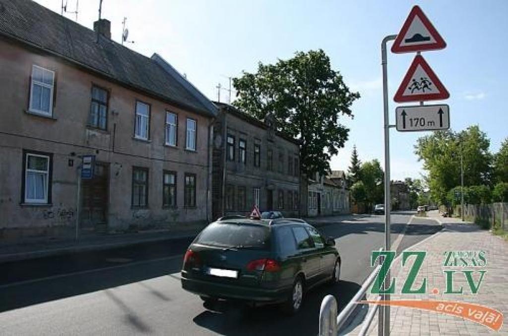 Jelgavas Sākumskolas bērnu drošību paredzēts uzlabot ar «gulošo policistu» un ātruma ierobežojumu.
Autors: Inga Karlinska.