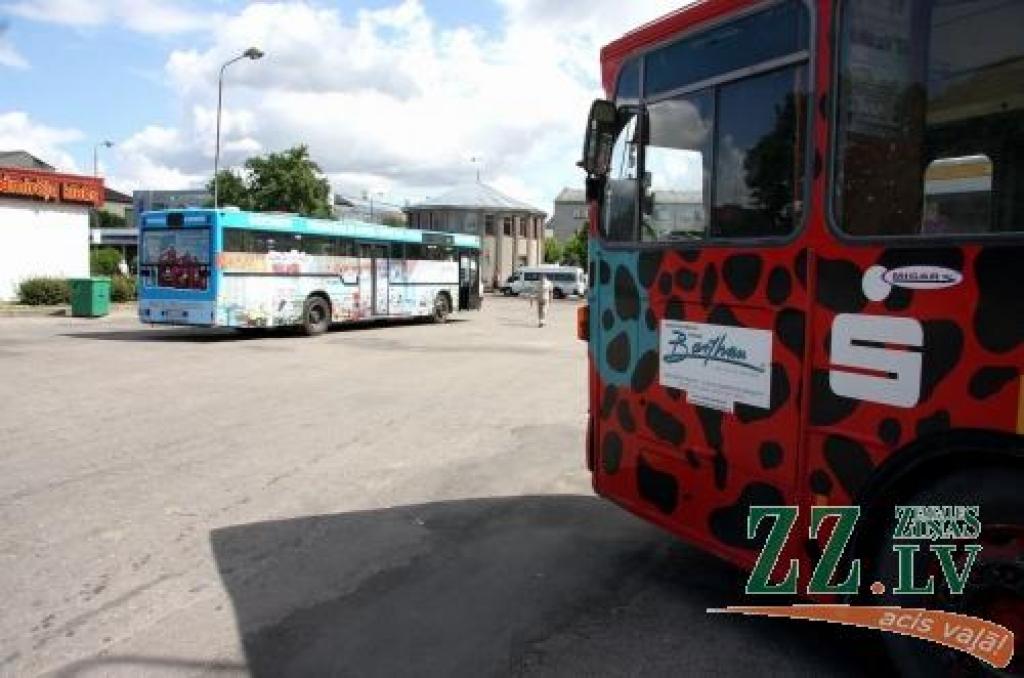 Cik bieži rajona iedzīvotājiem būs iespējams nokļūt pilsētā un kā varēs tikt atpakaļ uz mājām - šis jautājums nodarbina ne pirmo dienu.
Autors: No «Ziņu» arhīva.