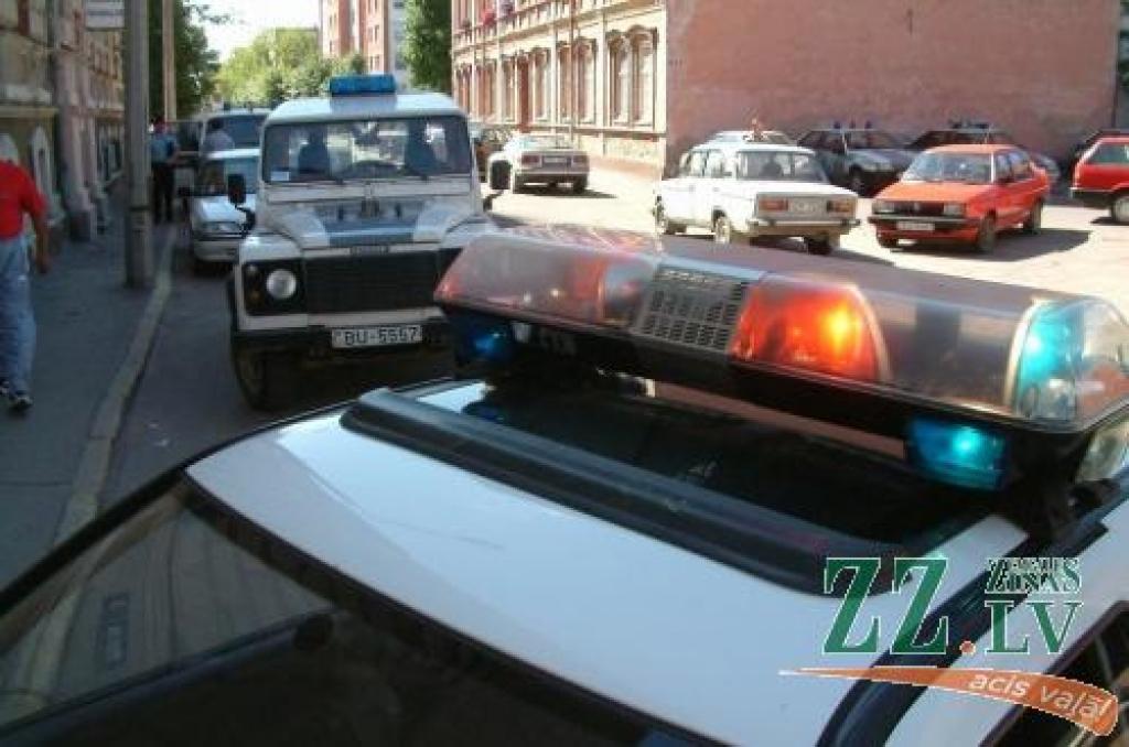 Svētku nakts kopumā pavadīta mierīgi, situāciju Jelgavas pusē pasliktina vien desmit autovadītāji, kas pie stūres bija pamanījušies sēsties žvingulī.
Autors: No «Ziņu» arhīva.