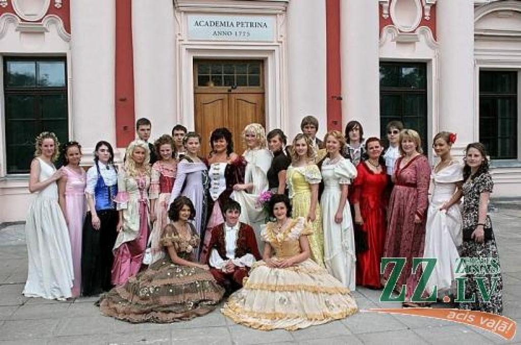 Jelgavas Valsts ģimnāzijas 12.c klases absolventi izlaidumā tērpušies baroka, rokoko un ampīra stila tērpos.
Autors: Agris Samcovs.