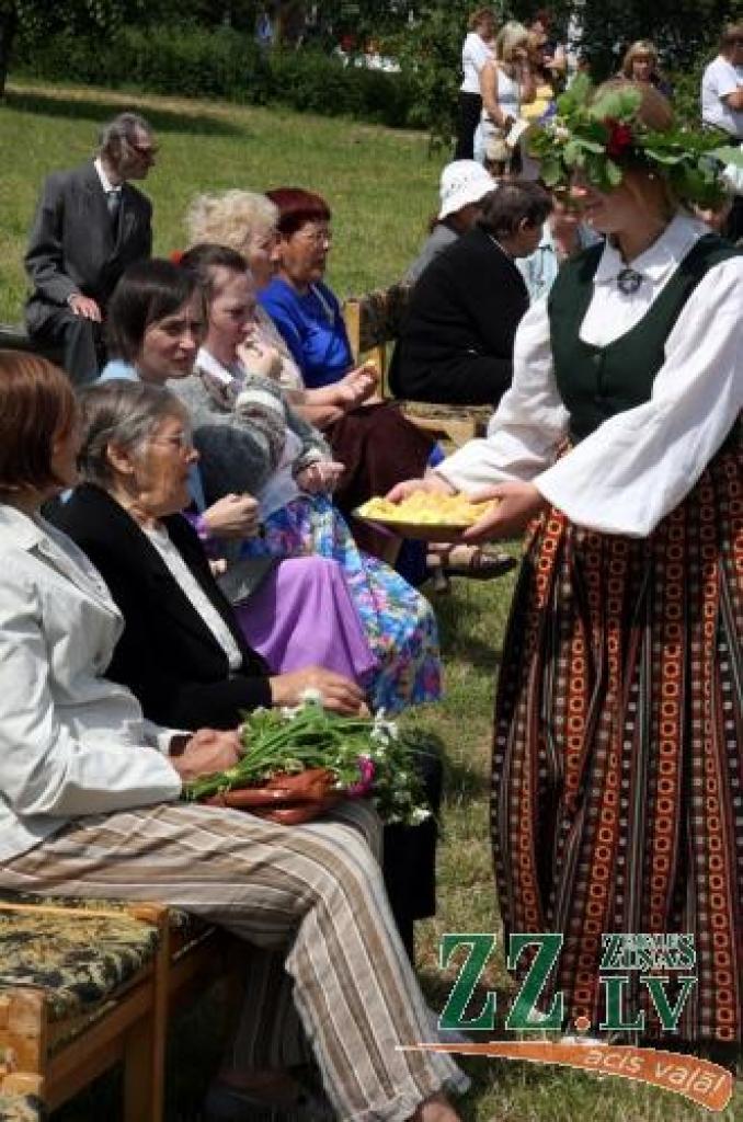 Sanākušajiem tika piedāvāts nogaršot Jāņu sieru.
Autors: Krišjānis Grantiņš.