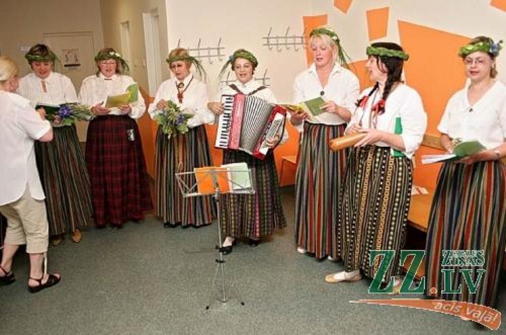 Ozolnieku novada Jāņu koristes izpilda aplīgojamās dziesmas.
Autors: Agris Samcovs.