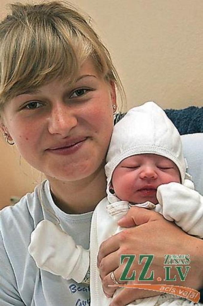 Inga Freimane ar jaundzimušo meitiņu.
Autors: Agris Samcovs.