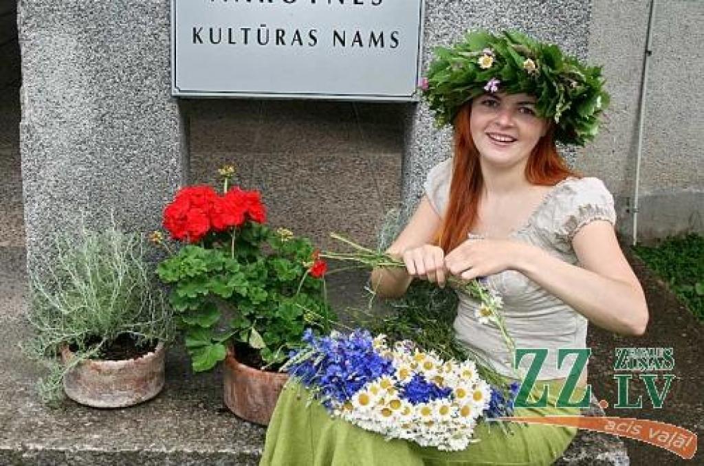 Nākotnes kultūras nama vadītāja Amanda Straume gatavo ziedu dekorācijas Līgo svētkiem. Viņas vadītais kultūras nams kļuvis par laureātu nominācijā «Kultūras dzīves daudzveidība».
Autors: Linda Lindenbauma.