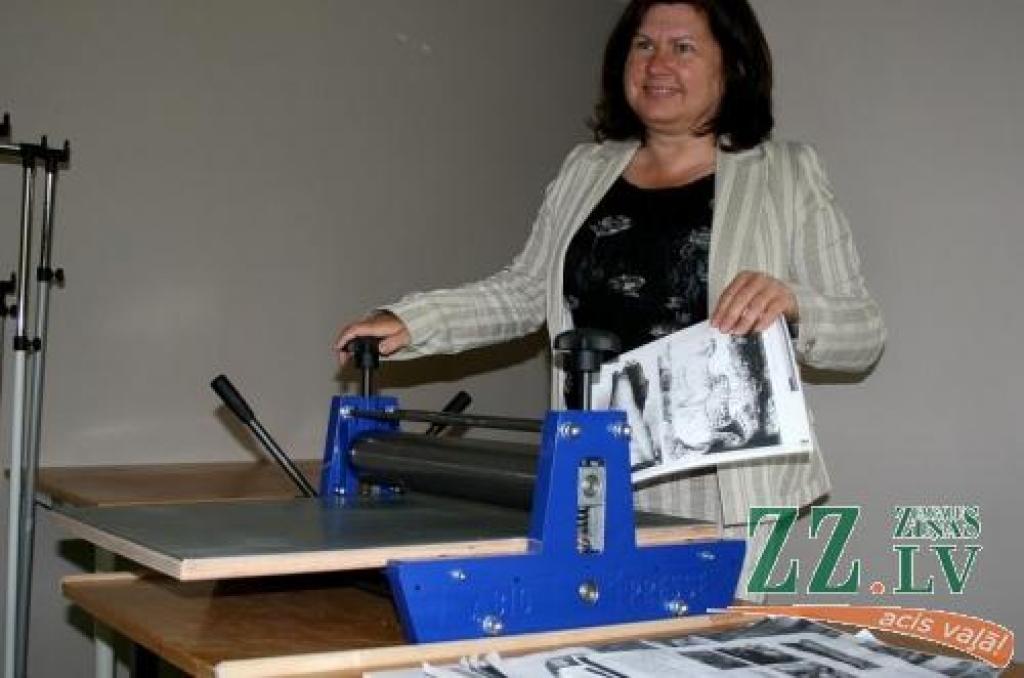 «Veidojot savu grafiku novilkumus, skolēni varēs veidot izstādes un ar saviem darbiem plašāk iziet tautā,» teic Jelgavas Mākslas skolas direktore Anda Stankeviča.
Autors: Linda Lindenbauma.