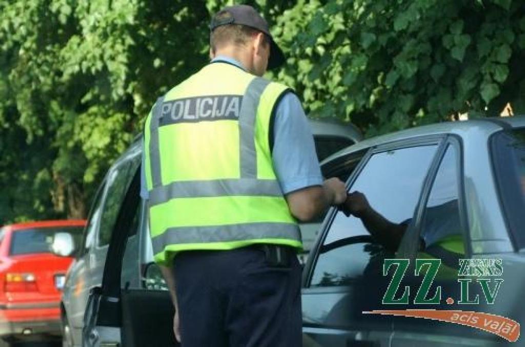 Kā ik gadu šajā laikā ierasts, svētkos likumsargi strādās pastiprinātā režīmā.
Autors: No «Ziņu» arhīva.