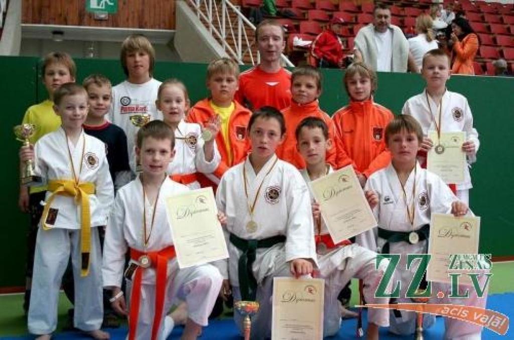 Jelgavas kluba «Shinri» jaunie karatisti kaimiņzemes sportistiem sastādīja ļoti nopietnu konkurenci.
Autors: No kluba arhīva.