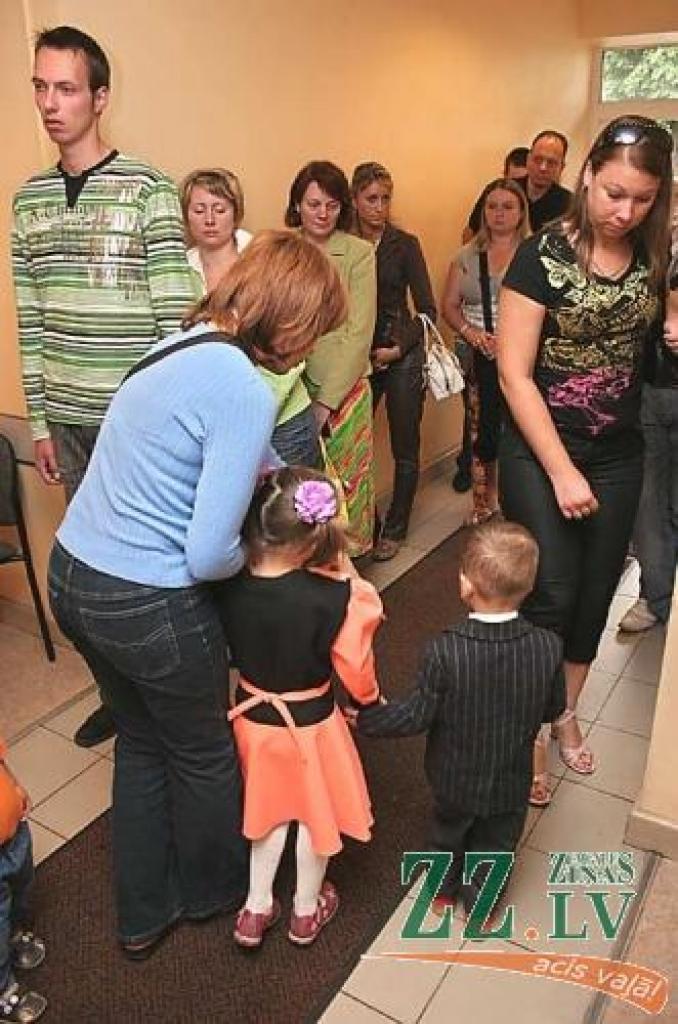 Lai izvairītos no liekas drūzmas, Pilsonības un migrācijas lietu pārvalde (PMLP) aicina doties mainīt personu apliecinošos dokumentus tikai nepieciešamības gadījumā. Piektdien Jelgavā bija novērojams, ka apmeklētājiem rindā jāgaida ne vienu vien stundu...
Autors: Agris Samcovs.