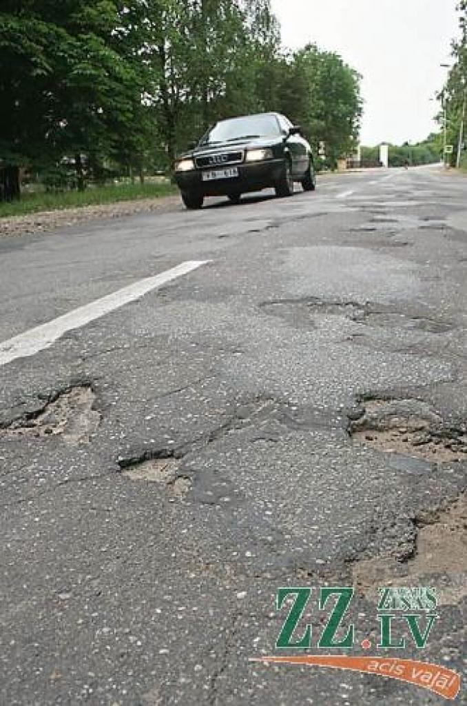 Kritiskā stāvoklī esošais Kalnciema ceļš beidzot tiks remontēts, tāpat kā Tērvetes ielas posms.
Autors: Agris Samcovs.