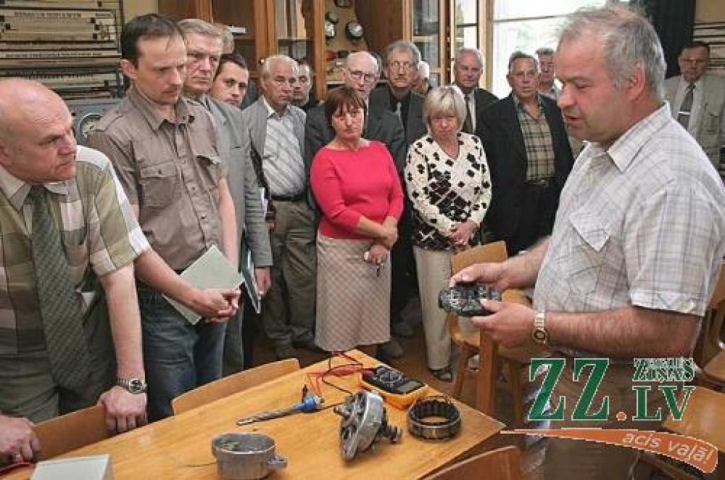 Profesors Ainars Galiņš iepazīstina kolēģus ar jaunieguvumiem Spēkratu elektroiekārtu laboratorijā. Viņā ļoti uzmanīgi klausās arī nesenais Tehniskās fakultātes dekāns Kaspars Vārtukapteinis (pirmais no kreisās).
Autors: Agris Samcovs.