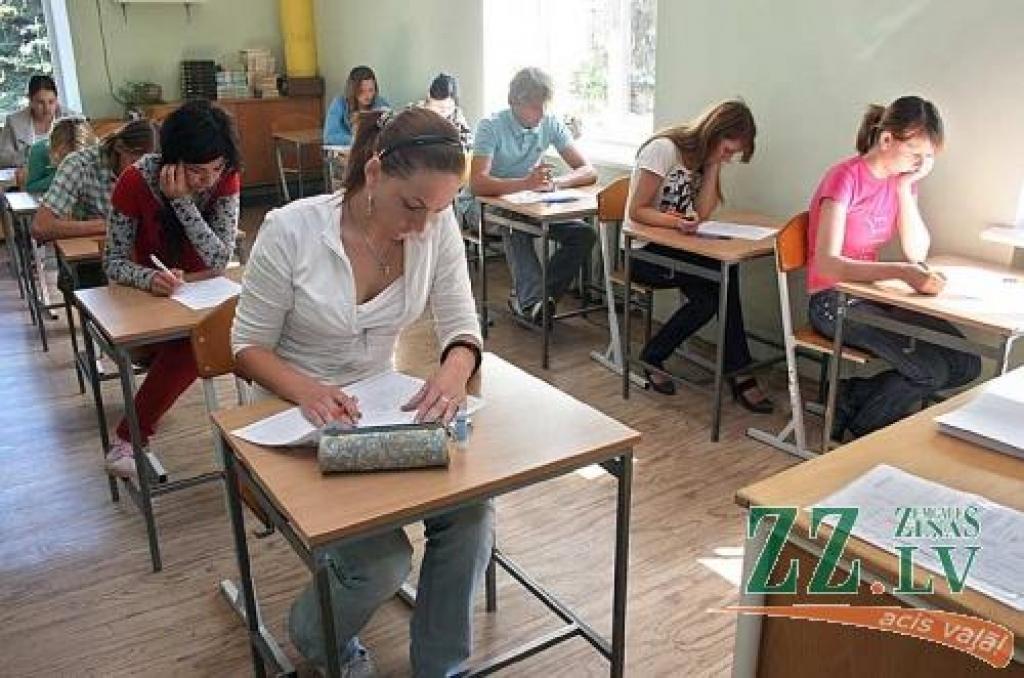 Spīdolas ģimnāzijas «divpadsmitie» kārto kultūras vēstures eksāmenu.
Autors: Agris Samcovs.