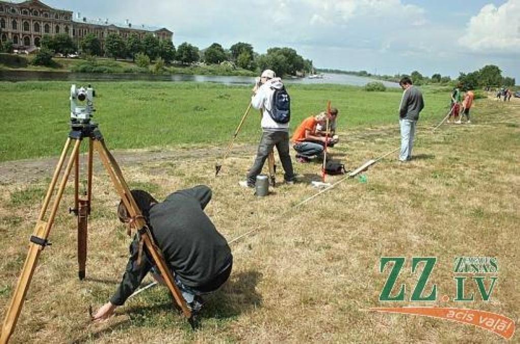 Mērniecības prakses laikā studenti mācās rīkoties ar ekipējumu.
Autors: Agris Samcovs.