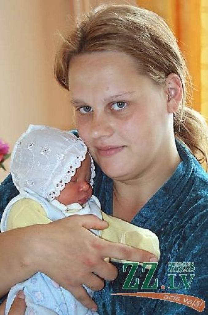 Inga Kurmelova ar meitiņu Viktoriju.
Autors: Lāsma Antoneviča.