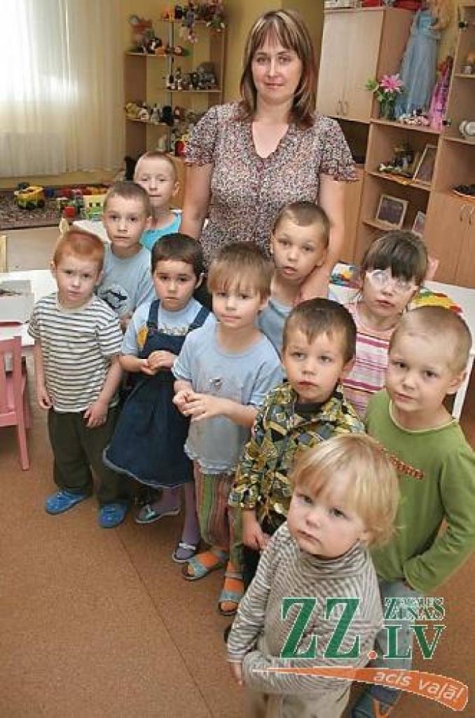 Jelgavas rajona Ģimenes un bērnu atbalsta centrā dzīvo bērni un jaunieši no trīs līdz 21 gada vecumam. Šoreiz direktore Nellija Veinberga redzama kopā ar mazākajiem.
Autors: Agris Samcovs.