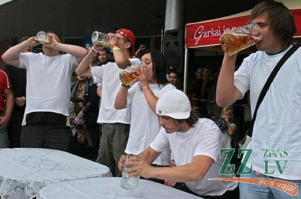 Pirmais pēc septiņām sekundēm tukšu alus kausu uz galda nolika Vasilijs Vasjatkins (otrais no labās). 
Autors: Agris Samcovs.