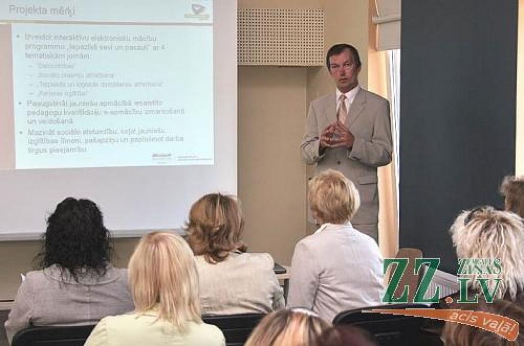 Programmas «Iepazīsti sevi un pasauli» veidotājs, akciju sabiedrības «Datorzinību centrs» valdes loceklis Andris Ķikāns klātesošajiem uzskaita tās priekšrocības apmācību procesā.
Autors: Agris Samcovs.