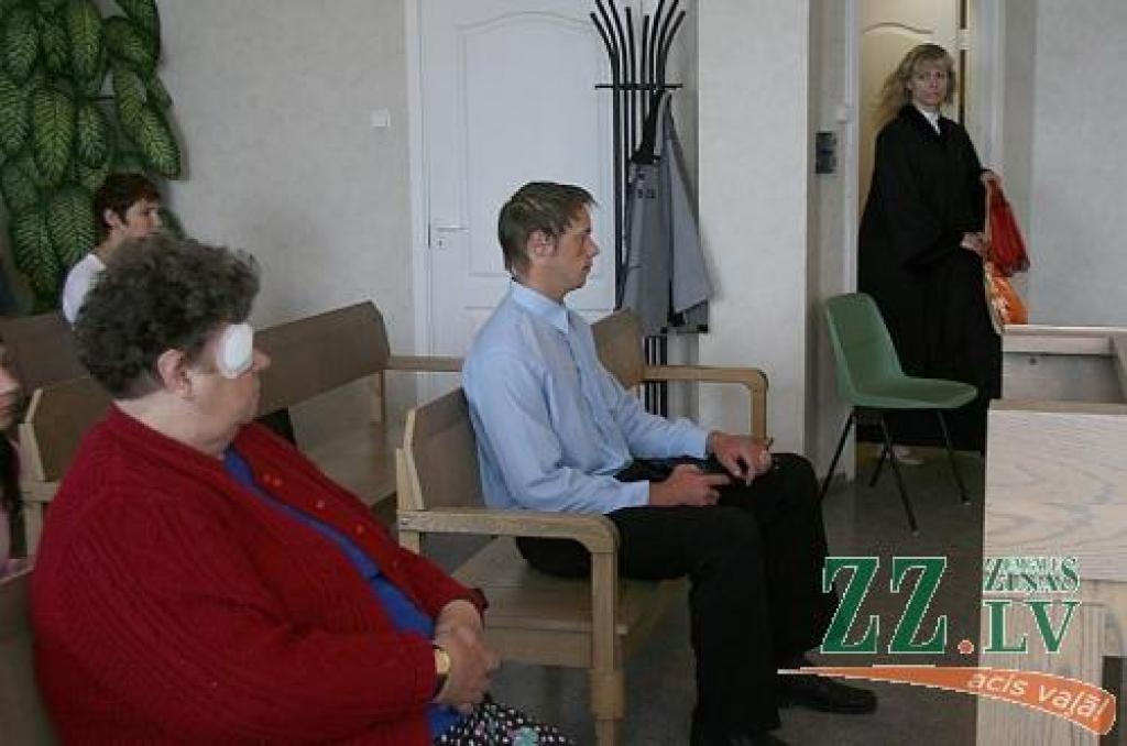 Nepilnu gadu pēc notikušā lietu tiesā tā arī pēc būtības nav sākts skatīt... Šķiet, sācies jauns reālais tiesu seriāls.
Autors: Inga Karlinska.