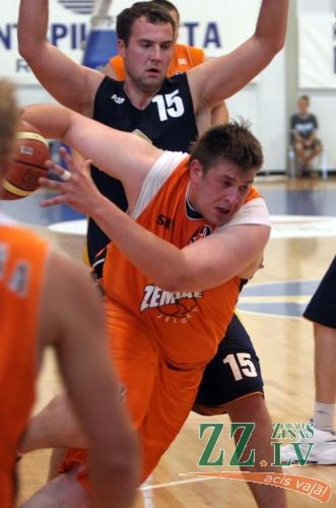 Pretinieku aizsardzībai cauri cenšas izlauzties Jānis Bambis.
Autors: Agris Samcovs.