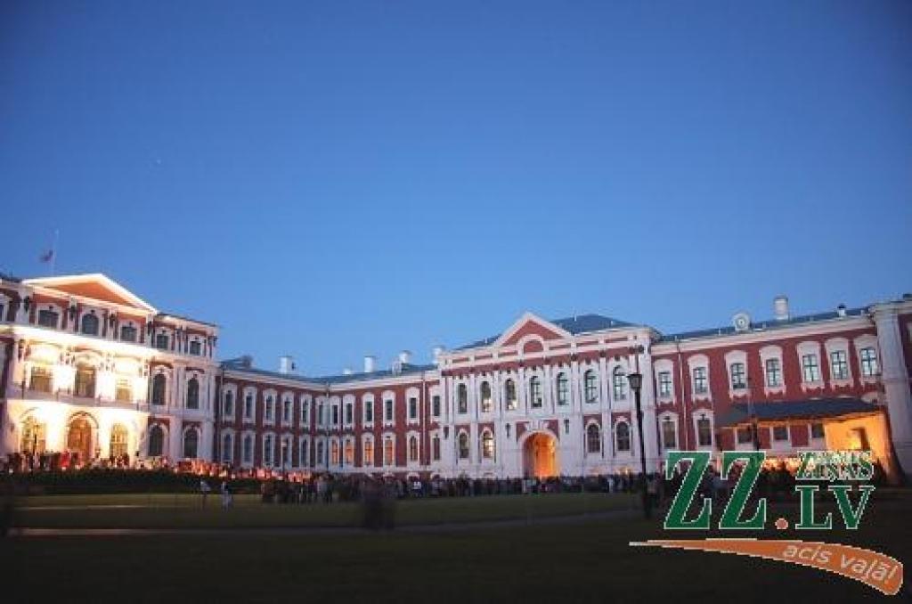 Jelgavas pils naksnīgajos jubilejas pasākumos pulcē vairākus simtus apmeklētāju.
Autors: Krišjānis Grantiņš.