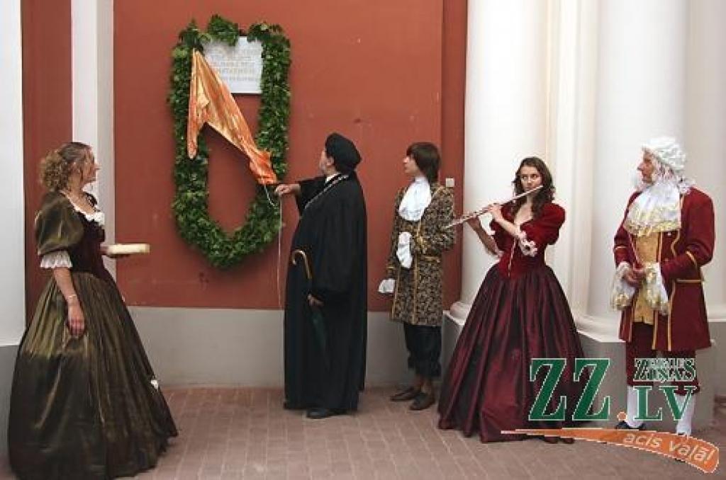 Jelgavas pils piemiņas plāksni atklāj LLU prorektors Arnis Mugurēvičs.
Autors: Krišjānis Grantiņš.