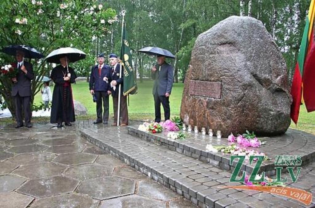 Spītējot lietum, sestdien aptuveni simts cilvēku Svētbirzē godināja komunistiskā genocīda upuru piemiņu. 
Autors: Krišjānis Grantiņš.
