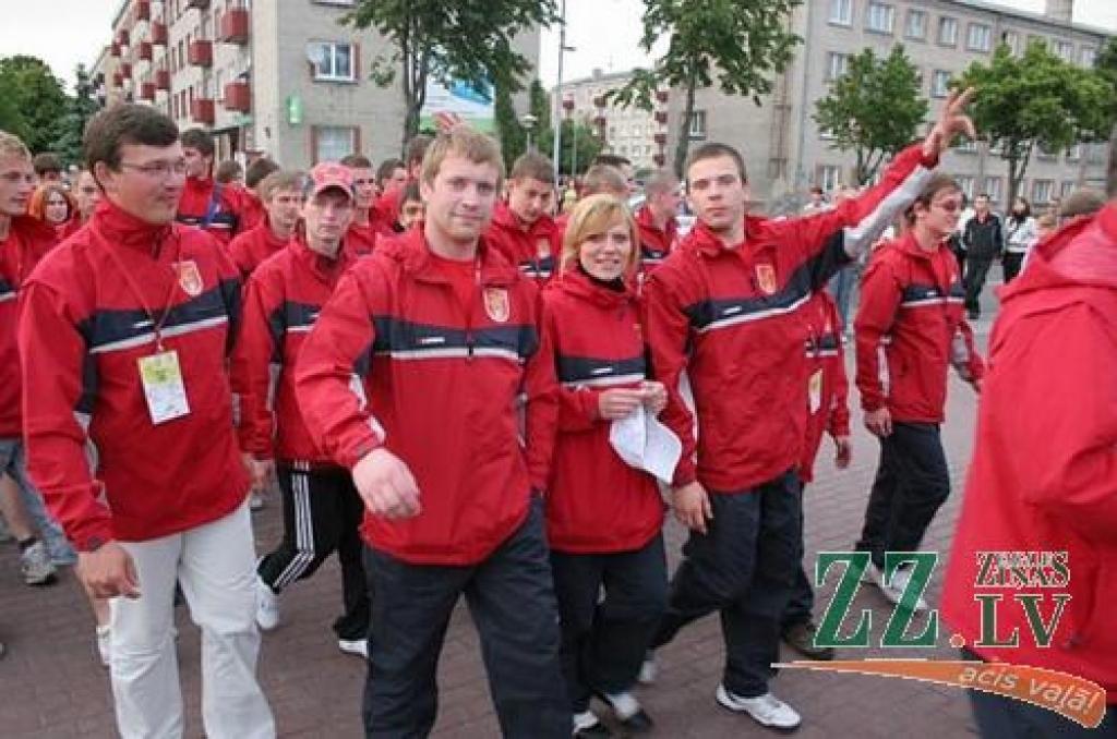 Jelgavnieku delegācija Latvijas 2.olimpiādes atklāšanas parādē.
Autors: Agris Samcovs.