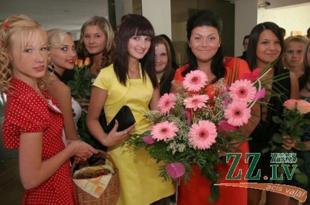 Ziedi, smaidi un krāšņi tērpi - tā varētu īsumā raksturot kultūras namā valdošās noskaņas.
Autors: Agris Samcovs.