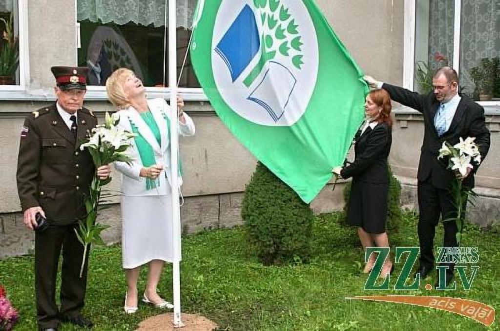 Aizupes pamatskola Zaļo karogu godam nopelnījusi ne pirmo gadu. Attēlā - karogu mastā velk skolas direktore Klāra Stepanova.
Autors: No «Ziņu» arhīva.