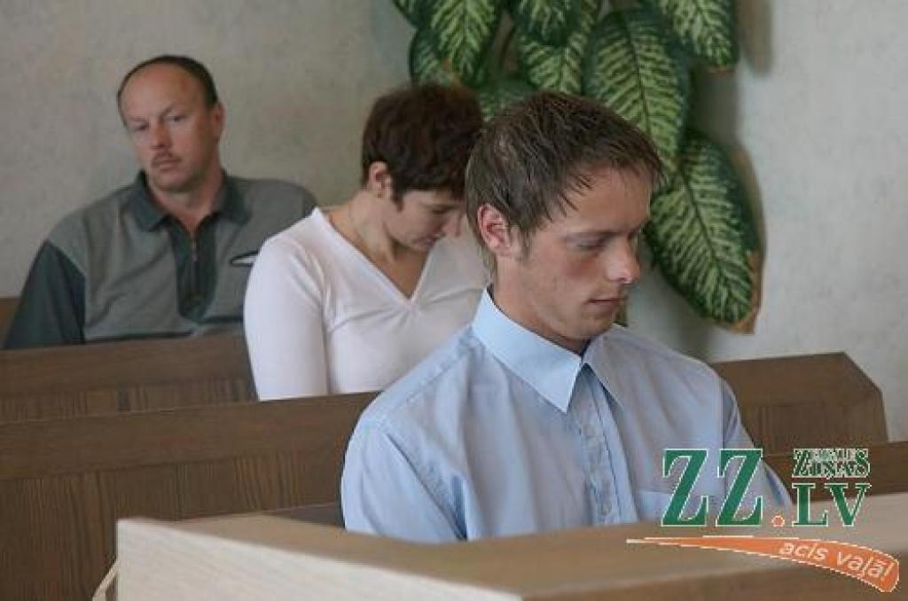 Bijušais policists uz apsūdzēto sola. Priekšplānā - Endijs Maļinovskis.
Autors: Inga Karlinska.